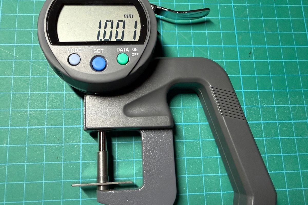 Mitutoyo 547-401 measuring 1mm gauge block showing 1.003 mm